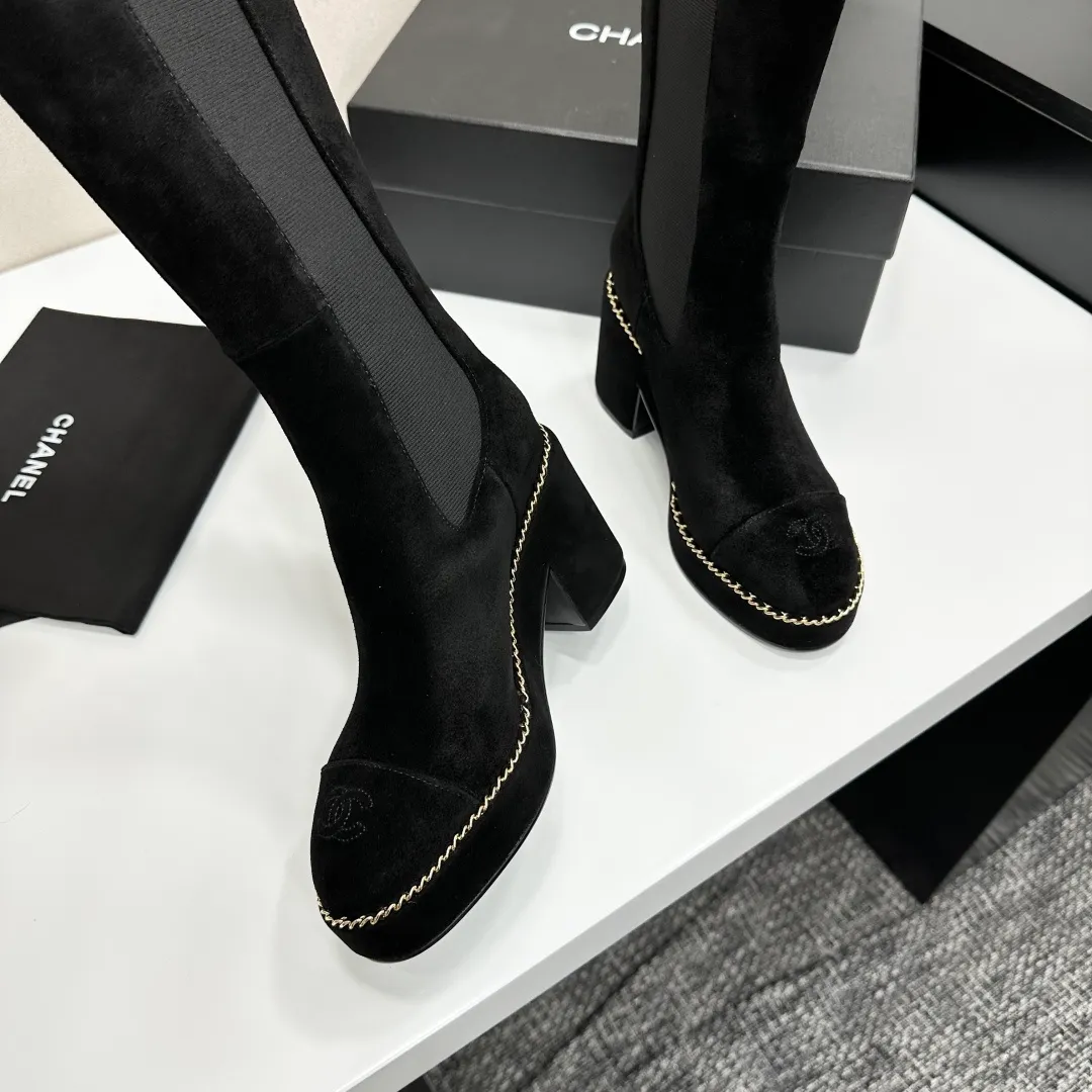 👟👟Ex-factory price 960👟👟 CHANEL Xiaoxiang 2024 autumn and winter sheepskin boots high boots knight boots The version is also the basic version of the Martin boots, neat and handsome. The upper is made of cowhide, super soft against the skin, wide and full, handsome and comfortable. The lining is soft water-dyed cowhide. The sole is original rubber outsole. Exclusive top quality 35-39. 40 customized